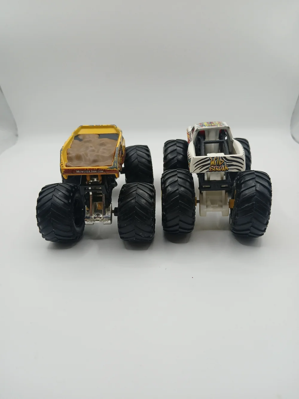 Hot‎ Wheels Monster Trucks Wild Streak Zebra Stripe 1:64 Scale & Earth Shaker
